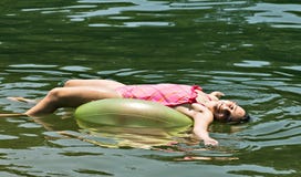Jeune fille sur un flotteur image libre de droits Jeune fille sur un flotteur image libre de droits