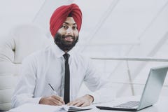 Jeune fonctionnement barbu indien d'homme d'affaires photo stock Jeune fonctionnement barbu indien d'homme d'affaires photo stock