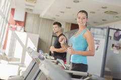 Jeune formation de couples dans le gymnase photographie stock libre de droits Jeune formation de couples dans le gymnase photographie stock libre de droits