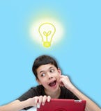 Jeune garçon de sourire avec une main se reposant sur la joue avec la bulle de la parole sur le fond bleu photo stock Jeune garçon de sourire avec une main se reposant sur la joue avec la bulle de la parole sur le fond bleu photo stock