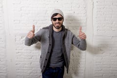 Jeune hippie attirant et style à la mode regardant la pose d'homme fraîche avec l'habillage d'attitude informel photographie stock Jeune hippie attirant et style à la mode regardant la pose d'homme fraîche avec l'habillage d'attitude informel photographie stock