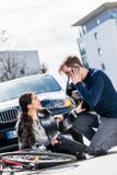 Jeune homme appelle les services des urgences après avoir frappé un cycliste photo libre de droits Jeune homme appelle les services des urgences après avoir frappé un cycliste photo libre de droits