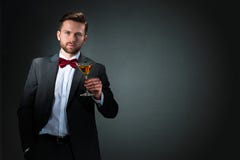 Jeune homme avec un verre de cocktail photos libres de droits Jeune homme avec un verre de cocktail photos libres de droits