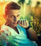 Jeune homme beau appréciant la nature images stock Jeune homme beau appréciant la nature images stock
