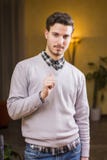 Jeune homme beau dirigeant le doigt à se, souriant images stock Jeune homme beau dirigeant le doigt à se, souriant images stock