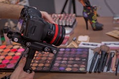 Jeune homme beau filmant son épisode visuel de blog au sujet de nouveaux produits cosmétiques Cosmétique de maquillage à la maiso photographie stock libre de droits Jeune homme beau filmant son épisode visuel de blog au sujet de nouveaux produits cosmétiques Cosmétique de maquillage à la maiso photographie stock libre de droits