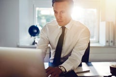 Jeune homme blanc d'affaires travaillant sur l'ordinateur photo libre de droits Jeune homme blanc d'affaires travaillant sur l'ordinateur photo libre de droits