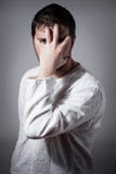 Jeune homme cachant son visage avec la main photographie stock libre de droits Jeune homme cachant son visage avec la main photographie stock libre de droits