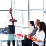 Jeune homme d'affaires confiant présentant un exposé image stock Jeune homme d'affaires confiant présentant un exposé image stock