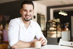 Jeune homme d'affaires prenant le déjeuner au café images libres de droits Jeune homme d'affaires prenant le déjeuner au café images libres de droits