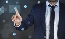 Jeune homme d'affaires touchant l'équipe dans l'écran virtuel photos stock Jeune homme d'affaires touchant l'équipe dans l'écran virtuel photos stock