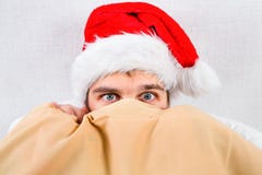 Jeune homme dans le chapeau de Santa image libre de droits Jeune homme dans le chapeau de Santa image libre de droits