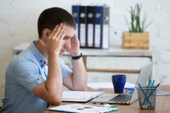 Jeune homme de bureau souffrant du mal de tête images stock Jeune homme de bureau souffrant du mal de tête images stock