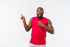 Jeune homme de couleur de sport au-dessus d'une surprise même de fond gris photos libres de droits Jeune homme de couleur de sport au-dessus d'une surprise même de fond gris photos libres de droits