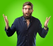 Jeune homme de hippie avec la barbe et la chemise photographie stock libre de droits Jeune homme de hippie avec la barbe et la chemise photographie stock libre de droits