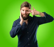 Jeune homme de hippie avec la barbe et la chemise photographie stock libre de droits Jeune homme de hippie avec la barbe et la chemise photographie stock libre de droits