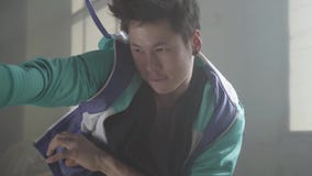 Jeune homme de rue faisant des mouvements avec des hanches action de hanche Culture d'houblon de hanche r?p?tition clips vidéos Jeune homme de rue faisant des mouvements avec des hanches action de hanche Culture d'houblon de hanche r?p?tition clips vidéos