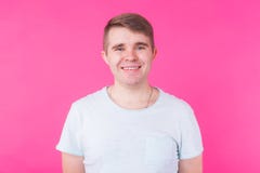 Jeune homme de sourire beau sur le fond rose photo stock Jeune homme de sourire beau sur le fond rose photo stock