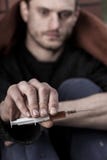 Jeune homme dépendant aux drogues photo libre de droits Jeune homme dépendant aux drogues photo libre de droits