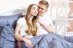 Jeune homme et femme dans le lit pendant le matin photos stock Jeune homme et femme dans le lit pendant le matin photos stock