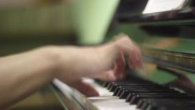 Jeune homme jouant le piano Les mains se ferment vers le haut exercices sur l'instrument de musique Instrument de musique de clav banque de vidéos Jeune homme jouant le piano Les mains se ferment vers le haut exercices sur l'instrument de musique Instrument de musique de clav banque de vidéos