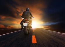Jeune homme montant la grande moto sur l'utilisation de route d'asphalte pour le peopl images libres de droits Jeune homme montant la grande moto sur l'utilisation de route d'asphalte pour le peopl images libres de droits