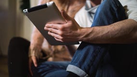 Jeune homme montrant quelque chose à son amie sur la tablette sur Noël clips vidéos Jeune homme montrant quelque chose à son amie sur la tablette sur Noël clips vidéos