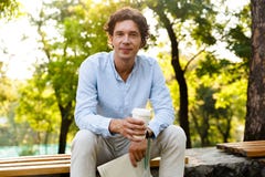 Jeune homme occasionnel attirant tenant le journal image libre de droits Jeune homme occasionnel attirant tenant le journal image libre de droits