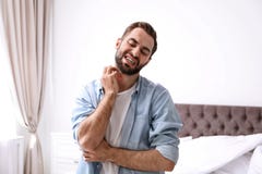 Jeune homme rayant le cou Sympt?mes d'allergies images stock Jeune homme rayant le cou Sympt?mes d'allergies images stock