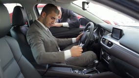 Jeune homme s'asseyant dans la voiture banque de vidéos Jeune homme s'asseyant dans la voiture banque de vidéos