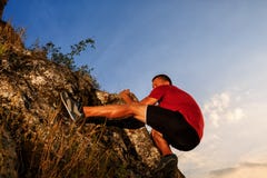 Jeune homme s'élevant sur un mur photos stock Jeune homme s'élevant sur un mur photos stock