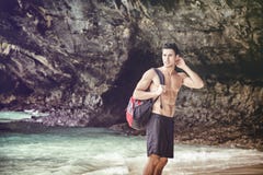 Jeune homme se tenant sur le bord de l'océan Image stock Jeune homme se tenant sur le bord de l'océan Image stock