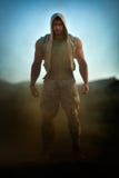 Jeune homme sportif sur le champ poussiéreux Photos stock Jeune homme sportif sur le champ poussiéreux Photos stock