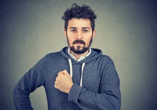 Jeune homme sûr fier regardant l'appareil-photo images libres de droits Jeune homme sûr fier regardant l'appareil-photo images libres de droits