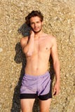 Jeune homme tenant l'extérieur sans chemise photo libre de droits Jeune homme tenant l'extérieur sans chemise photo libre de droits