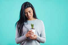 Jeune jardinier féminin avec le pot de fleur photos stock Jeune jardinier féminin avec le pot de fleur photos stock