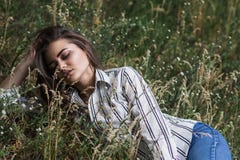 Jeune jolie femme se trouvant sur l'herbe Bonheur, amusement et harmonie naturels image stock Jeune jolie femme se trouvant sur l'herbe Bonheur, amusement et harmonie naturels image stock