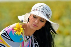Jeune jolie femme sur le champ de floraison en été photographie stock Jeune jolie femme sur le champ de floraison en été photographie stock