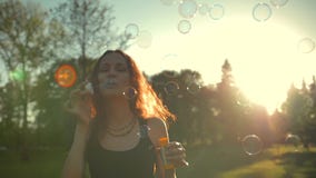 Jeune jolie fille adulte belle attirante jouant avec des bulles de savon, extérieures ayant l'amusement banque de vidéos Jeune jolie fille adulte belle attirante jouant avec des bulles de savon, extérieures ayant l'amusement banque de vidéos