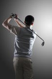 Jeune joueur de golf balançant, vue arrière Photo libre de droits Jeune joueur de golf balançant, vue arrière Photo libre de droits
