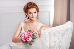 Jeune mariée dans le repos se reposant de belle robe sur le sofa à l'intérieur photo stock Jeune mariée dans le repos se reposant de belle robe sur le sofa à l'intérieur photo stock
