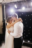 Jeune mariée magnifique et marié élégant dansant doucement à épouser le recep photo stock Jeune mariée magnifique et marié élégant dansant doucement à épouser le recep photo stock