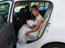 Jeune mariée philippine dans la voiture son jour du mariage images libres de droits Jeune mariée philippine dans la voiture son jour du mariage images libres de droits