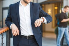 Jeune mode de vie de profession de travail d'extérieur d'homme d'affaires, attendant une réunion avec le client, associé photo libre de droits Jeune mode de vie de profession de travail d'extérieur d'homme d'affaires, attendant une réunion avec le client, associé photo libre de droits