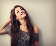 Jeune modèle femelle de pensée heureux de mode recherchant sur la Co vide photographie stock Jeune modèle femelle de pensée heureux de mode recherchant sur la Co vide photographie stock