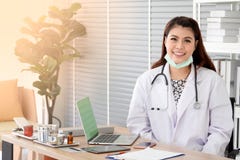 Jeune médecin féminin de sourire porter le manteau blanc avec le stéthoscope photo libre de droits Jeune médecin féminin de sourire porter le manteau blanc avec le stéthoscope photo libre de droits