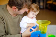 Jeune p?re fier heureux ayant l'amusement avec la fille de b?b?, portrait de famille ensemble Papa jouant avec le b?b? avec photos stock Jeune p?re fier heureux ayant l'amusement avec la fille de b?b?, portrait de famille ensemble Papa jouant avec le b?b? avec photos stock