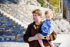 Jeune p?re heureux ayant la fille mignonne d'enfant en bas ?ge d'amusement, portrait de famille ensemble homme avec le beau b?b? images libres de droits Jeune p?re heureux ayant la fille mignonne d'enfant en bas ?ge d'amusement, portrait de famille ensemble homme avec le beau b?b? images libres de droits