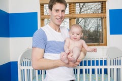 Jeune papa tenant son fils dans des bras photos libres de droits Jeune papa tenant son fils dans des bras photos libres de droits