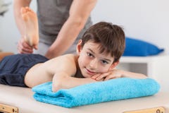 Jeune patient présentant le désordre physique photographie stock libre de droits Jeune patient présentant le désordre physique photographie stock libre de droits